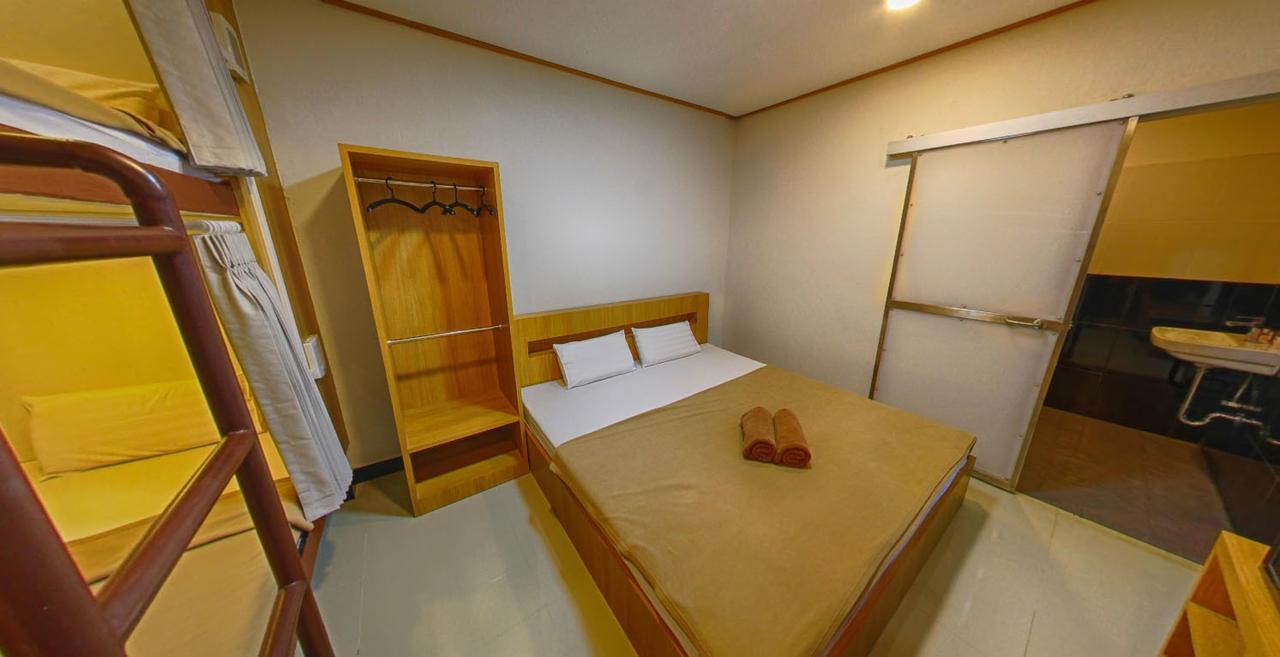 Express Hostel Bangkok Exterior photo